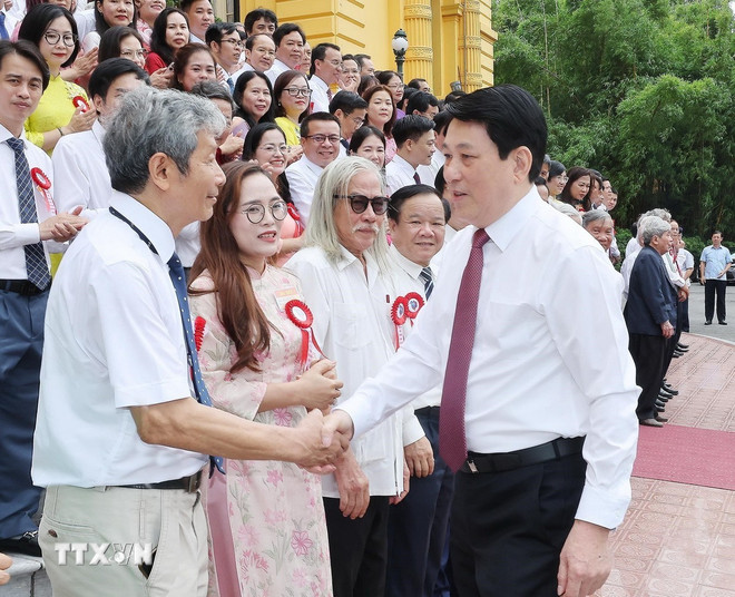 Chủ tịch nước Lương Cường gặp mặt các nhà báo tiêu biểu toàn quốc. (Ảnh: Lâm Khánh/TTXVN) ttxvn-chu-tich-nuoc-luong-cuong-gap-mat-cac-nha-bao-tieu-bieu-toan-quoc-8102669-7.jpg