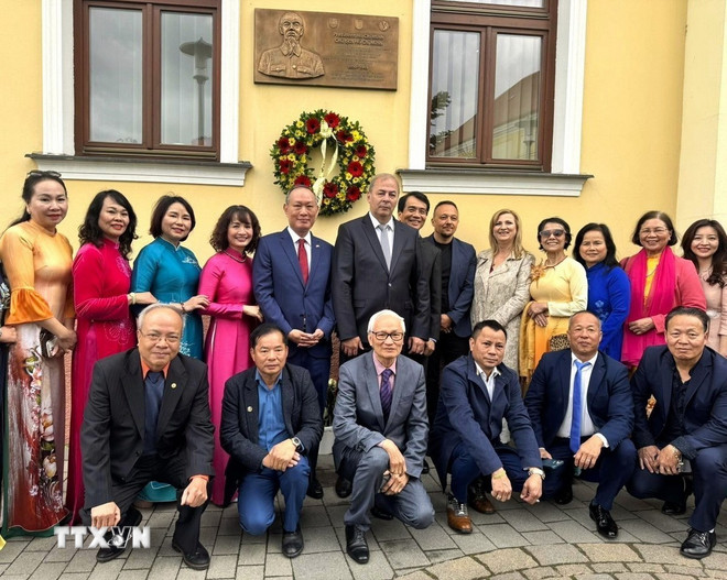 Đại sứ Việt Nam tại Slovakia Phạm Trường Giang cùng ông Pavol Dobosy, Thị trưởng Horné Saliby và các đại biểu chụp ảnh lưu niệm bên Biển đồng kỷ niệm chuyến thăm của Chủ tịch Hồ Chí Minh đến Thị trấn Horné Saliby năm 1957. (Ảnh: TTXVN phát) ttxvn-ky-niem-chu-tich-ho-chi-minh-slovakia-2.jpg