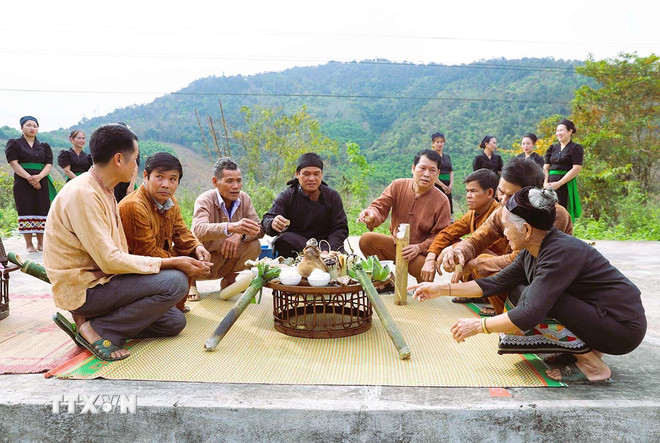 Sau nghi lễ cúng thần Sấm, thầy mo, già làng, trưởng bản và người có uy tín cùng nâng chén rượu đầu năm để chúc những điều tốt đẹp đến với bản làng trong năm mới. (Ảnh: Xuân Tiến/TTXVN) ttxvn-le-hoi-tieng-sam-o-du-14.jpg