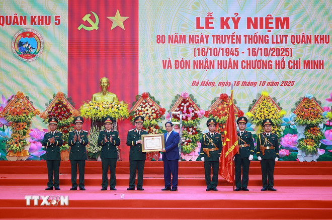 នាយករដ្ឋមន្ត្រី Pham Minh Chinh ប្រគល់បទបញ្ជាហូជីមិញ (ជាលើកទី៣) ដល់កងកម្លាំងប្រដាប់អាវុធនៃយោធភូមិភាគទី៥។ (រូបថត៖ Duong Giang/VNA) ttxvn-thu-tuong-pham-minh-chinh-du-le-ky-niem-80-nam-ngay-truyen-thong-luc-luong-vu-trang-quan-khu-5-8343501-1.jpg