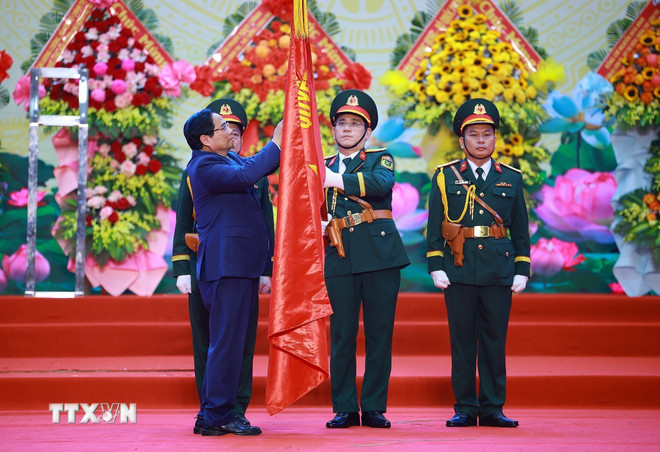 នាយករដ្ឋមន្ត្រី Pham Minh Chinh តម្កល់សណ្តាប់ធ្នាប់ហូជីមិញលើទង់ប្រពៃណីនៃយោធភូមិភាគទី៥។ (រូបថត៖ Duong Giang/VNA) ttxvn-thu-tuong-pham-minh-chinh-du-le-ky-niem-80-nam-ngay-truyen-thong-luc-luong-vu-trang-quan-khu-5-8343501-3.jpg