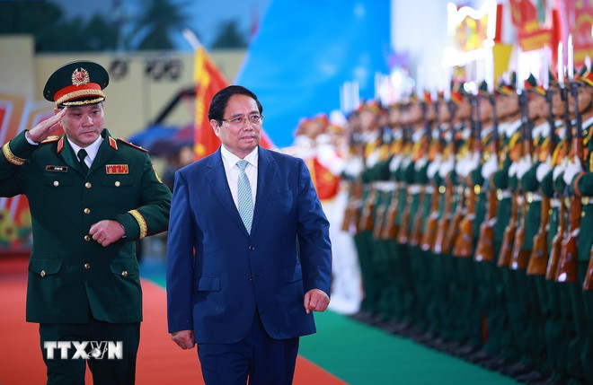 នាយករដ្ឋមន្ត្រី Pham Minh Chinh ចូលរួមពិធីរំលឹកខួបលើកទី 80 នៃទិវាបង្កើតកងកម្លាំងប្រដាប់អាវុធនៃយោធភូមិភាគទី 5 (រូបថត៖ Duong Giang/VNA) ttxvn-thu-tuong-pham-minh-chinh-du-le-ky-niem-80-nam-ngay-truyen-thong-luc-luong-vu-trang-quan-khu-5-8343370-3.jpg