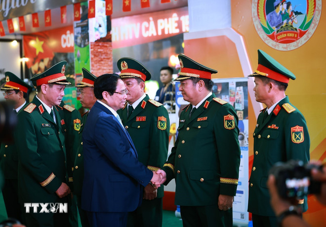 នាយករដ្ឋមន្ត្រី Pham Minh Chinh ចូលរួមពិធីរំលឹកខួបលើកទី 80 នៃទិវាបង្កើតកងកម្លាំងប្រដាប់អាវុធនៃយោធភូមិភាគទី 5 (រូបថត៖ Duong Giang/VNA) ttxvn-thu-tuong-pham-minh-chinh-du-le-ky-niem-80-nam-ngay-truyen-thong-luc-luong-vu-trang-quan-khu-5-8343370-4.jpg