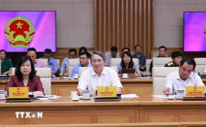 Đại diện các bộ, ngành tham dự cuộc họp sơ kết 1 tháng vận hành chính quyền địa phương hai cấp. (Ảnh: Dương Giang/TTXVN) ttxvn-so-ket-1-thang-van-hanh.jpg