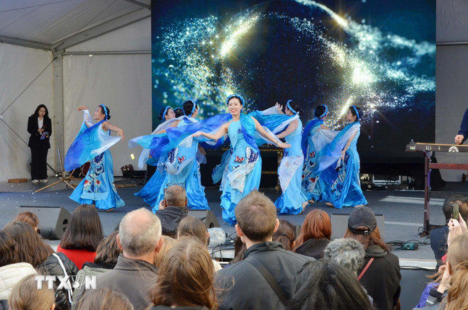 ការសម្តែងរបាំ ttxvn-viet-nam-gop-sac-mau-van-hoa-tai-korean-expo-2025-o-paris-8317843-2.jpg
