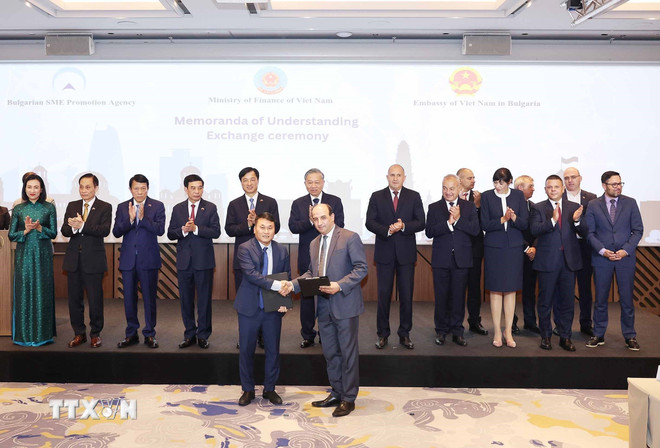 Tổng Bí thư Tô Lâm và Tổng thống Bulgaria Rumen Radev chứng kiến Thỏa thuận hợp tác về Công nghệ thông tin & chuyển đổi số giữa Tập đoàn Trí Nam với Tập đoàn Software Group. (Ảnh: Thống Nhất/TTXVN) ttxvn-tong-bi-thu-to-lam-va-tong-thong-rumen-radev-du-dien-dan-doanh-nghiep-viet-nam-bulgaria-8358131-2.jpg