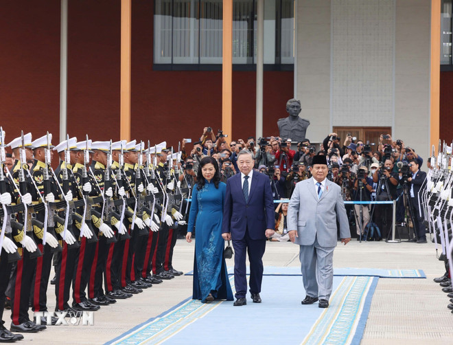 Tổng thống Cộng hòa Indonesia, Chủ tịch Đảng Phong trào Indonesia vĩ đại (Gerindra) Prabowo Subianto tiễn Tổng Bí thư Tô Lâm và Phu nhân. (Ảnh: Thống Nhất/TTXVN)