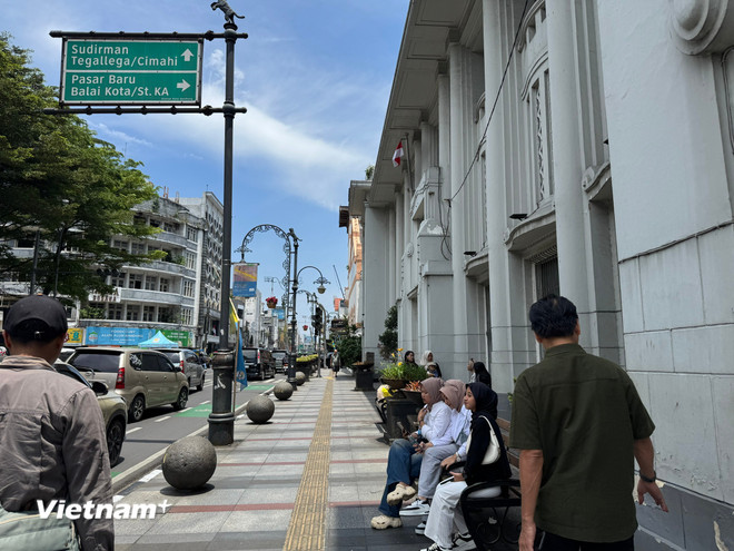네덜란드 시대 건축물이 있는 아시아-아프리카 광장으로 이어지는 거리. (사진: 도꾸옌/베트남+) vnp-bandur-2.jpg