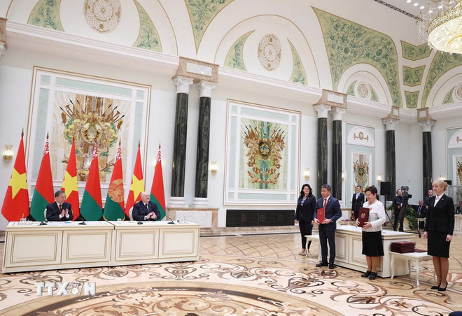 Việt Nam-Belarus chính thức thiết lập quan hệ Đối tác chiến lược ttxvn-tong-bi-thu-to-lam-va-tong-thong-belarus-chung-kien-le-trao-cac-thoa-thuan-hop-tac-8027688-6.jpg