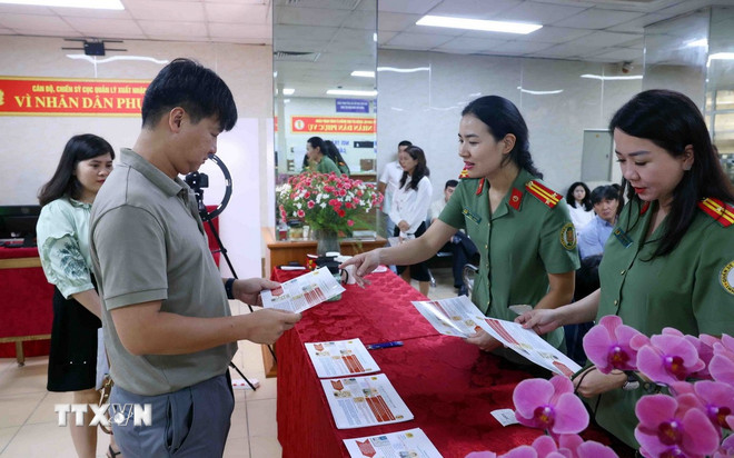 Người nước ngoài cư trú tại Việt Nam đến làm thủ tục cấp tài khoản định danh điện tử tại Cục quản lý xuất nhập cảnh, Bộ Công an trong ngày 1/7/2025. (Ảnh: Phạm Kiên/TTXVN) ttxvn-dinh-danh-dien-tu-nguoi-nuoc-ngoai-1.jpg
