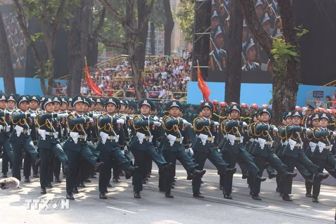 ttxvn-dieu-binh-dieu-hanh-50-nam-giai-phong-8.jpg