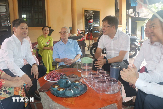 Hội nhà báo tỉnh Nghệ An thăm, tặng quà nhà báo Trần Văn Hiền nhân kỷ niệm 100 năm Báo chí Cách mạng Việt Nam. (Ảnh: Trịnh Duy Hưng/TTXVN) ttxvn-nha-bao-tran-van-hien-2.jpg