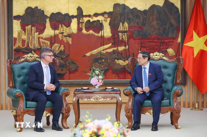 El Primer Ministro Pham Minh Chinh recibió al Sr. Antoine Colin, Vicepresidente Sénior y Director Global de Transformación Digital y Cadena de Suministro de HP Corporation (EE. UU.). (Foto: Duong Giang/VNA) ttxvn-thu-tuong-pham-minh-chinh-tiep-lanh-dao-tap-doan-hp-hoa-ky-8103260-2.jpg