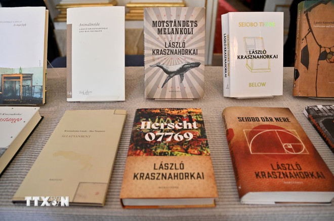 Werke des Literaturnobelpreisträgers 2025, Laszlo Krasznahorkai. (Foto: REUTERS/TTXVN) ttxvn-laszlo-krasznahorkai-2.jpg