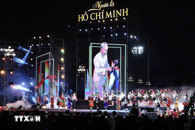 Chương trình nghệ thuật đặc biệt "Người là Hồ Chí Minh" do Ban Tuyên giáo và Dân vận Trung ương tổ chức. (Ảnh: Thống Nhất/TTXVN) ttxvn-lanh-dao-dang-nha-nuoc-du-chuong-trinh-nghe-thuat-dac-biet-nguoi-la-ho-chi-minh-8039769-3.jpg