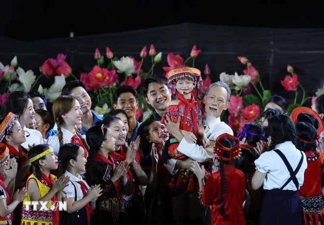 Hình tượng Chủ tịch Hồ Chí Minh với thiếu nhi được tái hiện tại chương trình. (Ảnh: Thống Nhất/TTXVN) ttxvn-lanh-dao-dang-nha-nuoc-du-chuong-trinh-nghe-thuat-dac-biet-nguoi-la-ho-chi-minh-8039769-4.jpg
