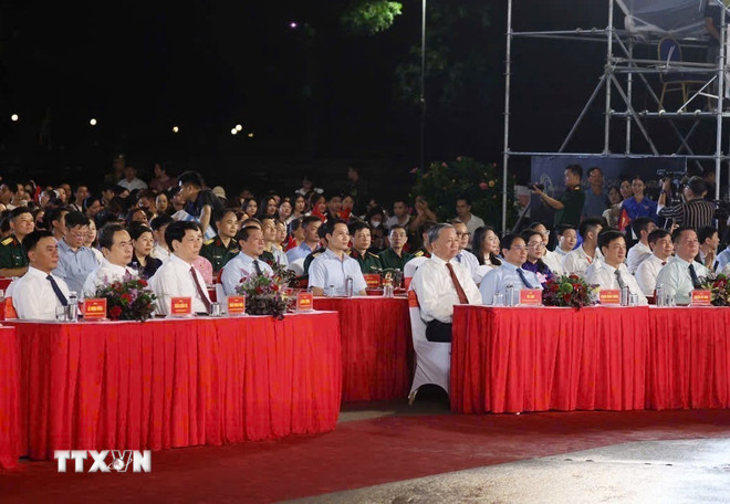 Tổng Bí thư Tô Lâm, Chủ tịch nước Lương Cường, Thủ tướng Phạm Minh Chính, Chủ tịch Quốc hội Trần Thanh Mẫn cùng các đồng chí Lãnh đạo Đảng, Nhà nước dự chương trình. (Ảnh: Thống Nhất/TTXVN) ttxvn-lanh-dao-dang-nha-nuoc-du-chuong-trinh-nghe-thuat-dac-biet-nguoi-la-ho-chi-minh-8039769-2.jpg