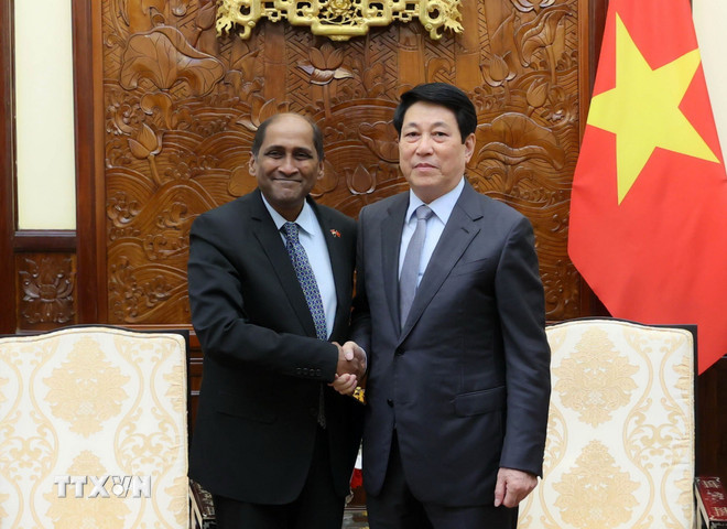 President Luong Cuong receives Singaporean Ambassador Jaya Ratnam. (Photo: An Dang/VNA) ttxvn-chu-tich-nuoc-luong-cuong-jaya-ratnam-2.jpg
