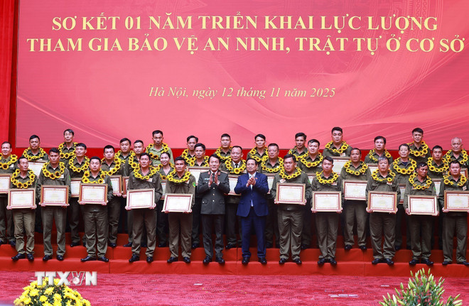 ttxvn-thu-tuong-du-hoi-nghi-so-ket-01-nam-trien-khai-luc-luong-tham-gia-bao-ve-an-ninh-trat-tu-o-co-so-8403415.jpg