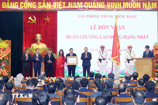 Tổng Bí thư Tô Lâm trao Huân chương Lao động hạng Nhất tặng Văn phòng Trung ương Đảng. (Ảnh: Thống Nhất/TTXVN) ttxvn-tong-bi-thu-to-lam-du-le-ky-niem-95-nam-ngay-truyen-thong-van-phong-trung-uong-dang-8347106-1.jpg