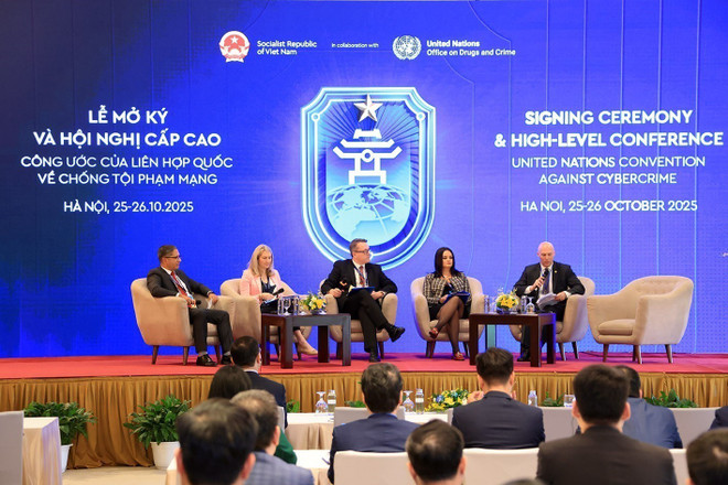Delegierte diskutierten auf dem hochrangigen Workshop „Förderung der internationalen Zusammenarbeit bei der Prävention und Bekämpfung von Cyberkriminalität: Nationale Ansätze zur Umsetzung des Übereinkommens“. (Foto: Tuan Anh/VNA) thao-luan-cap-cao-cong-uoc-ha-noi-3.jpg