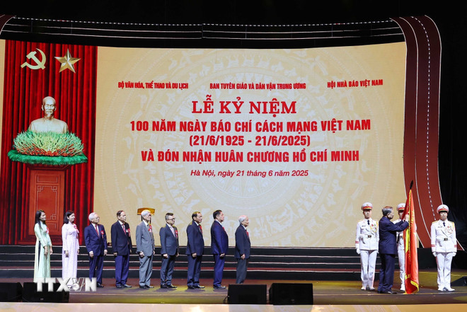 El Secretario General To Lam entrega la Medalla Ho Chi Minh al equipo de periodistas. (Foto: Thong Nhat/VNA) ttxvn-tong-bi-thu-to-lam-du-le-ky-niem-100-nam-ngay-bao-chi-cach-mang-viet-nam-8104836-3.jpg
