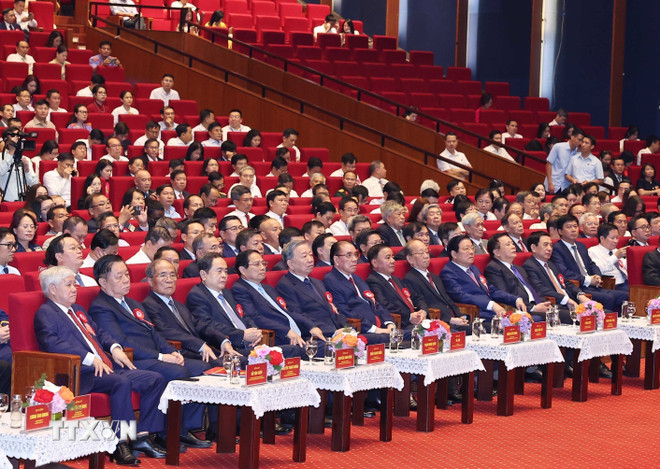 El Secretario General To Lam, líderes y exlíderes del Partido y del Estado, y delegados en la ceremonia. (Foto: Thong Nhat/VNA) ttxvn-tong-bi-thu-to-lam-du-le-ky-niem-100-nam-ngay-bao-chi-cach-mang-viet-nam-8104836-9.jpg