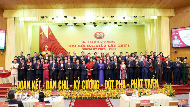 Ban Chấp hành Đảng bộ tỉnh Tuyên Quang nhiệm kỳ 2025-2030 ra mắt Đại hội. (Ảnh: Quang Cường/TTXVN) ttxvn-dang-bo-tinh-tuyen-quang-2.jpg