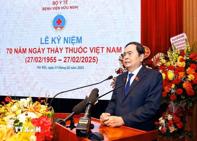 ttxvn-chu-tich-quoc-hoi-du-le-ky-niem-70-nam-ngay-thay-thuoc-viet-nam-tai-benh-vien-huu-nghi-7877514-6.jpg
