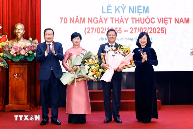 ttxvn-chu-tich-quoc-hoi-du-le-ky-niem-70-nam-ngay-thay-thuoc-viet-nam-tai-benh-vien-huu-nghi-7877514-2.jpg