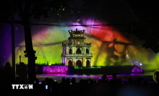 ការបង្ហាញពន្លឺ 3D Mapping នៅលើ Turtle Tower រួមបញ្ចូលគ្នាជាមួយប្រព័ន្ធវាំងននទឹក។ (រូបថត៖ Khanh Hoa/VNA) ttxvn-trinh-dien-3d-mapping-tren-thap-rua-8244168-3.jpg