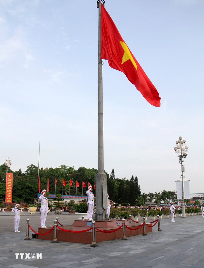 ttxvn-le-chao-co-va-bay-dai-ky-to-quoc-tren-quang-truong-ho-chi-minh-tai-nghe-an-8040352-2.jpg