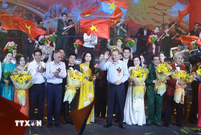 ttxvn-tong-bi-thu-to-lam-dang-trong-mua-xuan-dai-thang.jpg