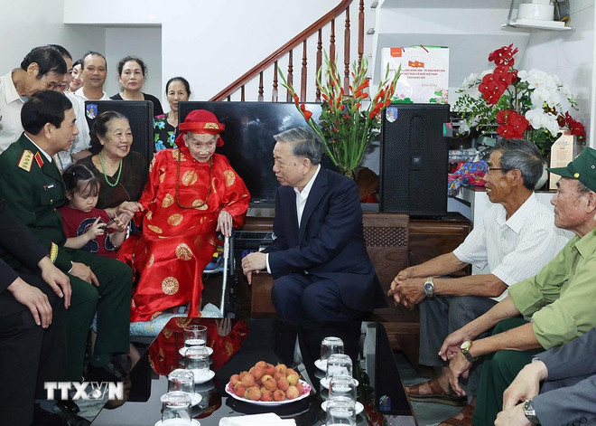 Tổng Bí thư Tô Lâm thăm hỏi mẹ liệt sỹ Phạm Thị Cuông, xã Hoàng Hoa Thám, tỉnh Hưng Yên. (Ảnh: Thống Nhất/TTXVN)
