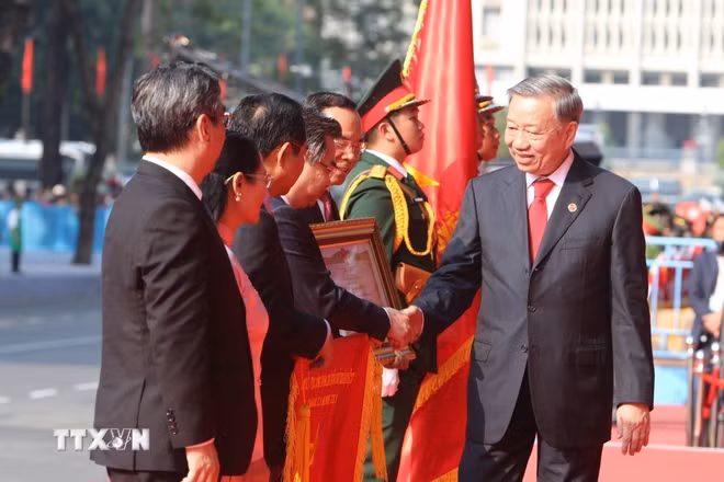 ttxvn-tong-bi-thu-to-lam-trao-huan-chuong-1.jpg