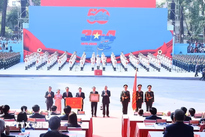 ttxvn-tong-bi-thu-to-lam-trao-huan-chuong-2.jpg