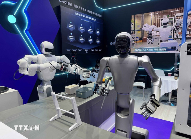 Robot hỗ trợ công tác nghiên cứu khoa học. (Ảnh: Công Tuyên/TTXVN) ttxvn-robot-hinh-nguoi-2.jpg