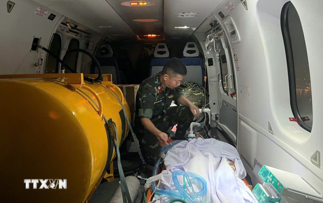 ttxvn-cuu-song-benh-nhan-tran-khi-tran-mau-mang-phoi-tai-truong-sa-8400116-1.jpg