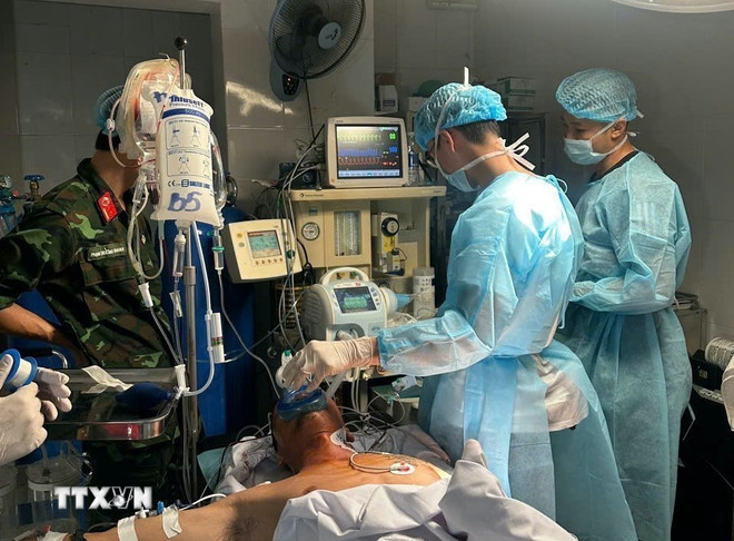 ttxvn-cuu-song-benh-nhan-tran-khi-tran-mau-mang-phoi-tai-truong-sa-8400116-3.jpg