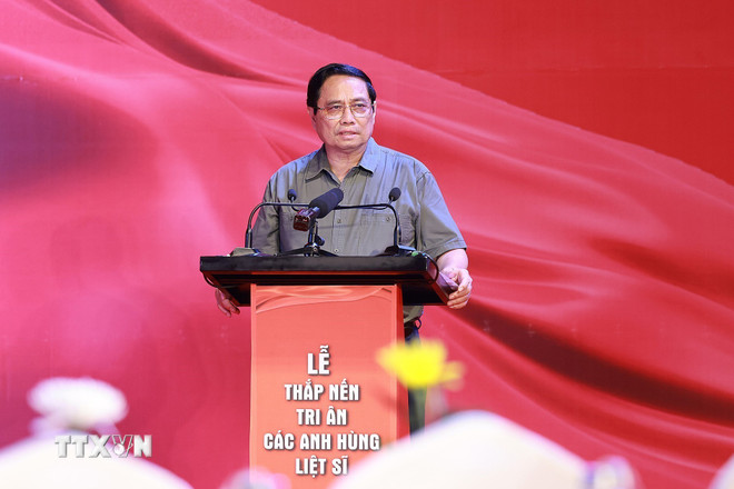 ttxvn-thu-tuong-pham-minh-chinh-du-le-thap-nen-tri-an-cac-anh-hung-liet-si-tai-nghia-trang-liet-si-quoc-gia-truong-son-8173815-2.jpg