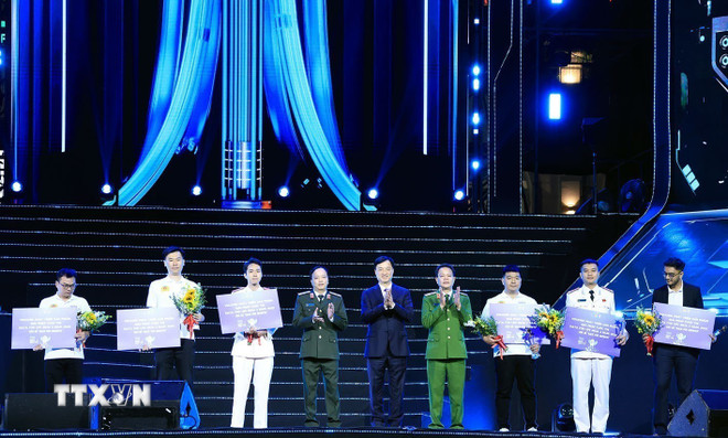 Partijsecretaris Nguyen Duy Ngoc van Hanoi en leiders van het Ministerie van Openbare Veiligheid reikten herdenkingsmedailles uit aan de teams die de eerste, tweede en derde prijs hadden gewonnen in de Data for Life-wedstrijd. (Foto: Tuan Anh/VNA) ttxvn-le-khai-mac-ngay-hoi-khoi-nghiep-sang-tao-quoc-gia-2025-techfest-2025-8469759-3.jpg