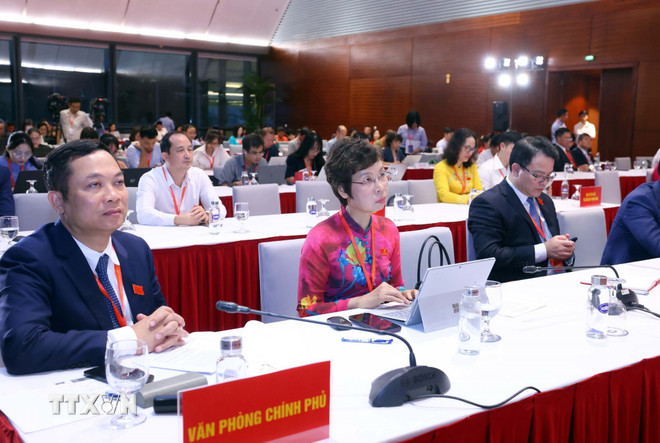 Delegierte bei der Pressekonferenz. (Foto: Pham Kien/VNA) ttxvn-hop-bao-dai-hoi-dai-bieu-dang-bo-chinh-phu-lan-thu-nhat-8336466-7.jpg