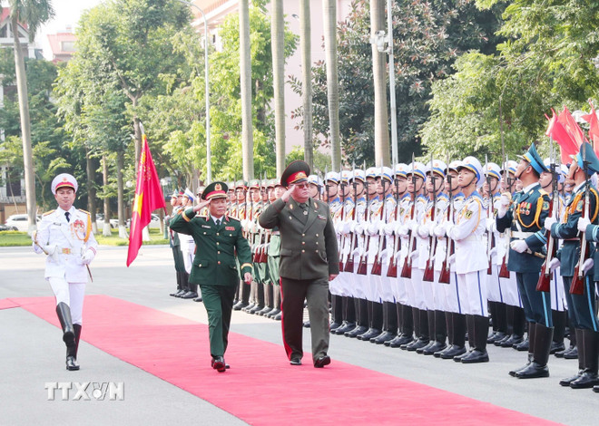 O General Nguyen Tan Cuong e o Major-General Muraveiko Pavel Nikolaevich revisam a Guarda de Honra do Exército Popular do Vietnã na cerimônia de boas-vindas. (Foto: Trong Duc/VNA) ttxvn-tong-tham-muu-truong-cac-llvt-thu-truong-thu-nhat-bo-quoc-phong-belarus-tham-viet-nam-8349254-1.jpg