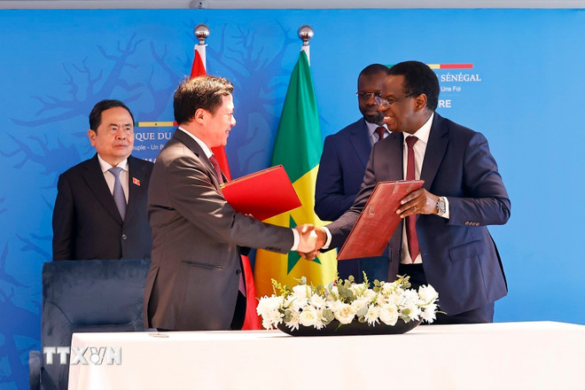 Le président de l'Assemblée nationale, Tran Thanh Man, et le Premier ministre sénégalais, Ousmane Sonko, ont assisté à la signature d'un protocole d'accord sur le commerce du riz entre les ministères vietnamien et sénégalais de l'Industrie et du Commerce. (Photo : Doan Tan/VNA) ttxvn-chu-tich-quoc-hoi-va-thu-tuong-senegal-chung-kien-bo-nganh-dia-phuong-2-nuoc-ky-ket-hop-tac-8168252-2.jpg