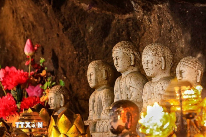 Ở chùa Một Mái thuộc Khu di tích lịch sử và danh thắng Yên Tử (Quảng Ninh), ngôi chùa tuy nhỏ nhưng rất độc đáo bởi là nơi duy nhất của Yên Tử ngày nay vẫn giữ nguyên hệ thống tượng thờ và đồ thờ trong chùa toàn bằng đá trắng có niên đại cuối thời Lê, đầu thời Nguyễn. (Ảnh: Tuấn Anh/TTXVN) ttxvn-yen-tu-vinh-nghiem-con-son-kiep-bac-21.jpg