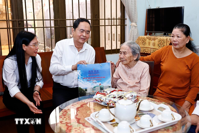 Chủ tịch Quốc hội Trần Thanh Mẫn thăm, tặng quà gia đình Bà mẹ Việt Nam Anh hùng Nguyễn Thị Thư, phường Trần Phú, Thành phố Quảng Ngãi. (Ảnh: Doãn Tấn/TTXVN) ttxvn-chu-tich-quoc-hoi-tran-thanh-man-tham-mot-so-gia-dinh-chinh-sach-tai-quang-ngai-7909221-5.jpg