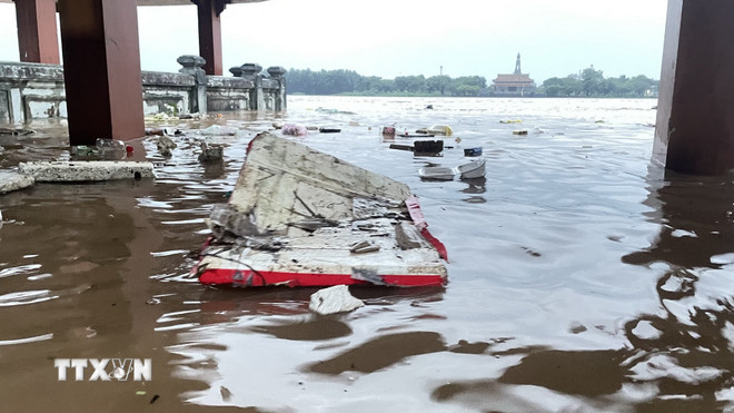 Flomnivået i elver i Quang Tri øker raskt, noe som fører til at mange steder er oversvømt. (Foto: Thanh Thuy/VNA) ttxvn-mua-ngap-quang-tri-5.jpg