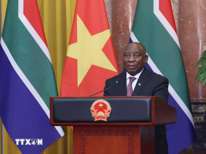 Sydafrikas president Matamela Cyril Ramaphosa träffade pressen för att tillkännage resultatet av samtalen mellan de två sidorna. (Foto: Lam Khanh/VNA) ttxvn-chu-tich-nuoc-va-tong-thong-nam-phi-gap-go-bao-chi-8357770-3.jpg