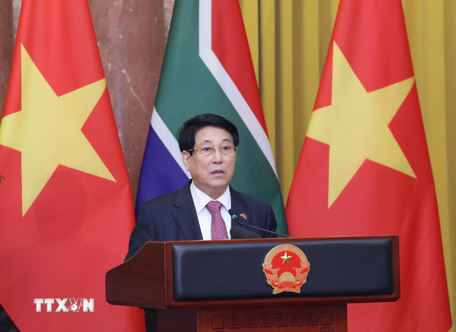 President Luong Cuong träffade pressen och tillkännagav resultatet av samtalen mellan de två sidorna. (Foto: Lam Khanh/VNA) ttxvn-chu-tich-nuoc-va-tong-thong-nam-phi-gap-go-bao-chi-8357770-2.jpg