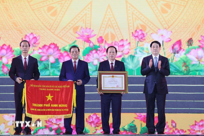 ttxvn-chu-tich-nuoc-luong-cuong-du-le-ky-niem-70-nam-ngay-giai-phong-hai-phong-8030279-2.jpg